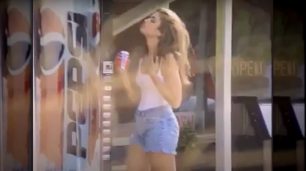 Cindy Crawford bebiendo Pepsi