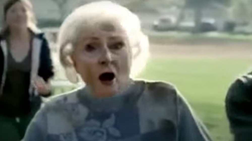 Betty White jugando al fútbol