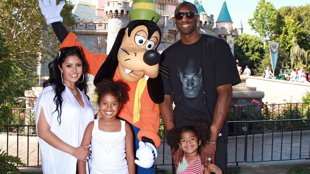 Kobe Bryant, Vanessa Bryant, Natalia y Gianna Bryant en Disney World