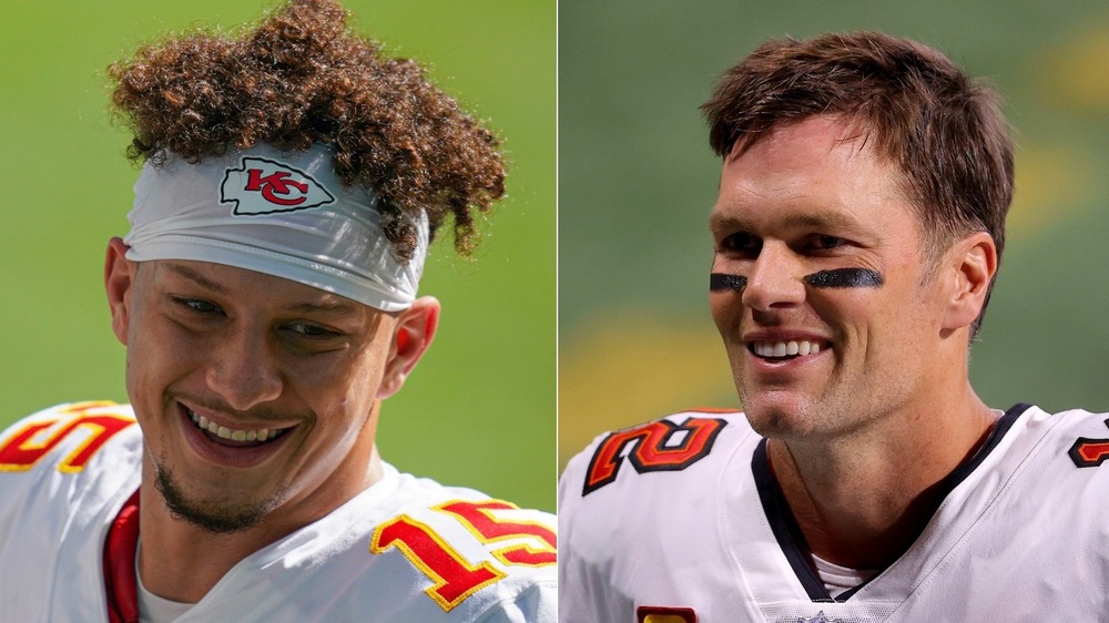 Tom Brady y Patrick Mahomes en el campo de fútbol