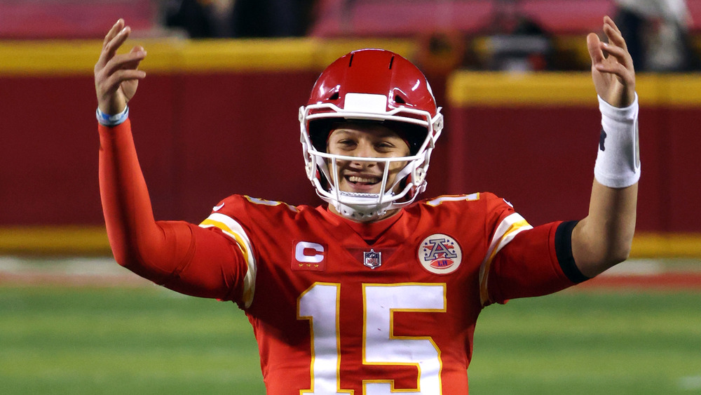 Patrick Mahomes con brazos levantados