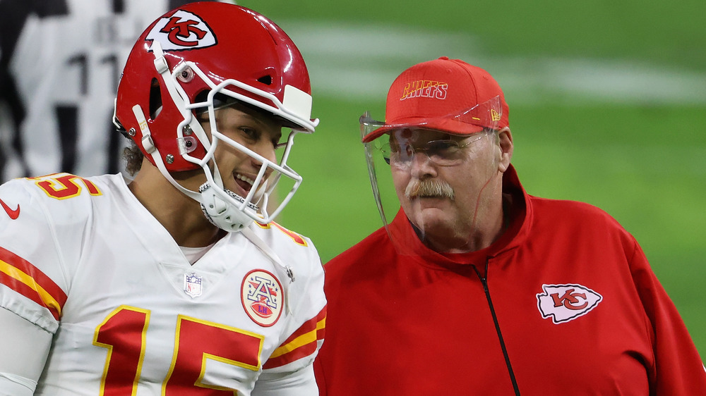 Patrick Mahomes y Andy Reid hablan