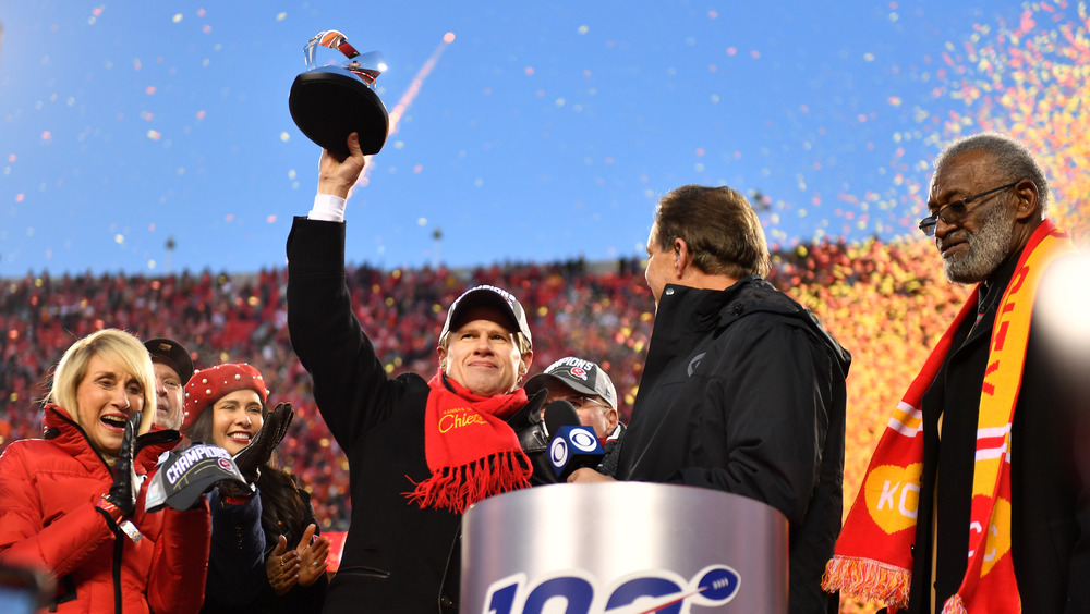 Clark Hunt sosteniendo un trofeo en el Super Bowl