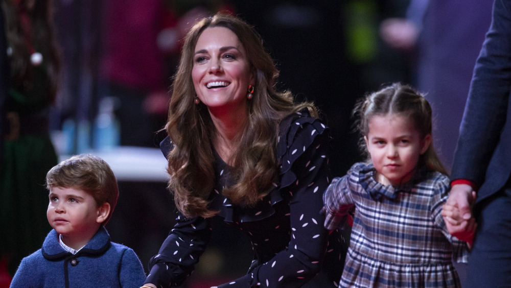 Kate Middleton arrodillada con niños