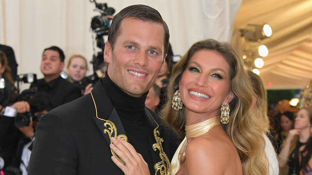 Tom Brady sonríe con Gisele Bundchen