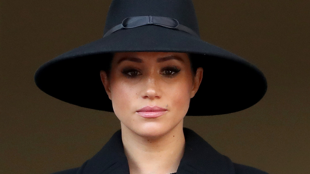 Meghan Markle, la duquesa de Sussex, con sombrero, luciendo seria