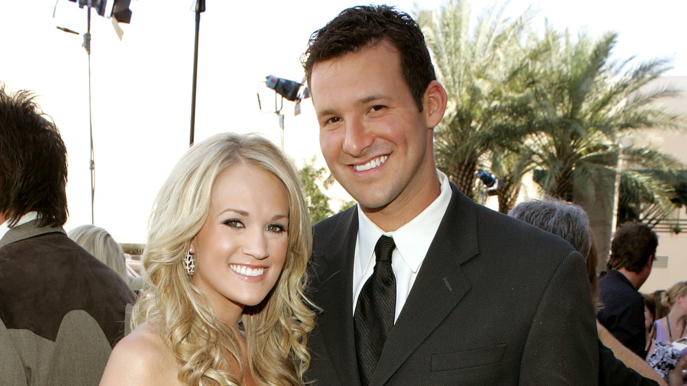 Tony Romo y Carrie Underwood posando en la alfombra roja