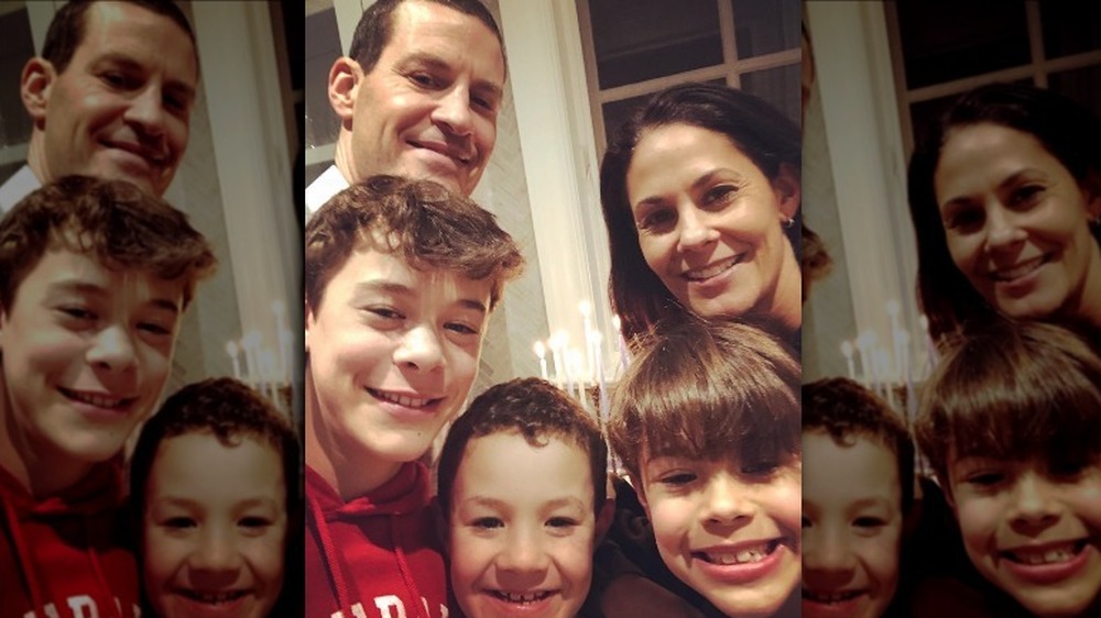 Tracy Wolfson, David Reichel y familia posando para una selfie