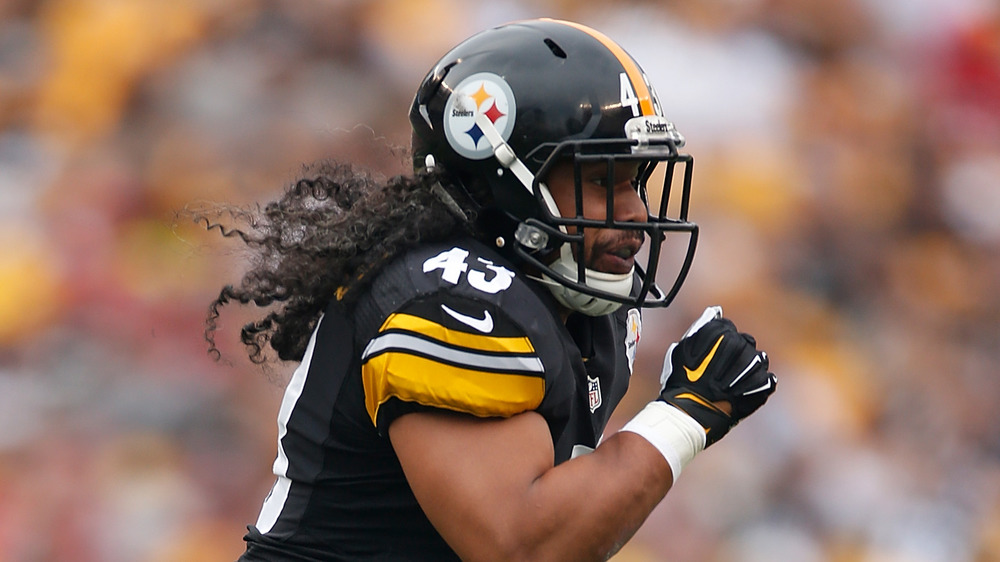 El cabello de Troy Polamalu fluye debajo de su casco