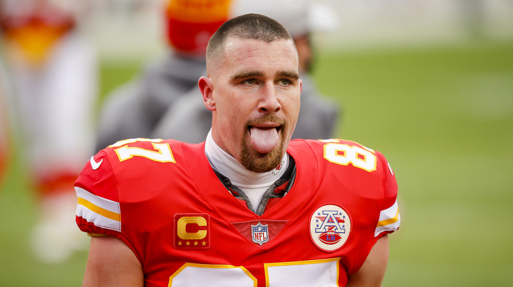 Travis Kelce jugando con Chiefs