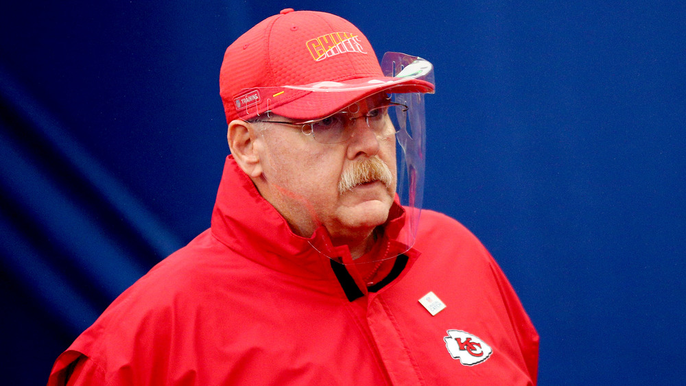 Andy Reid con un protector facial transparente en el campo