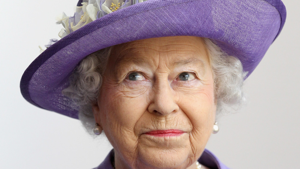 La reina Isabel posando con un sombrero