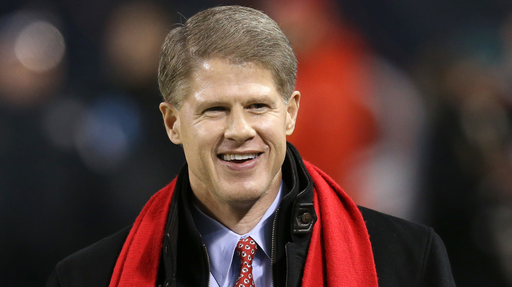 Clark Hunt sonriendo en un partido de fútbol