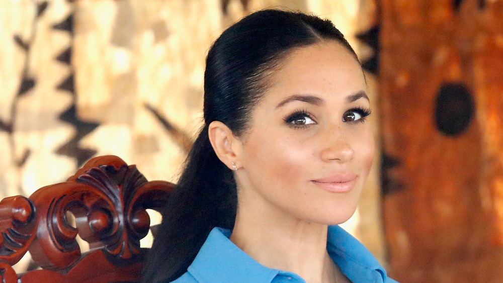 Meghan Markle piel radiante sonriendo