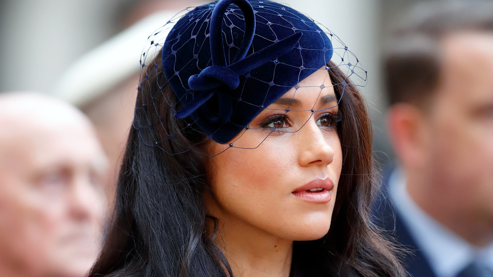 Meghan Markle mirando