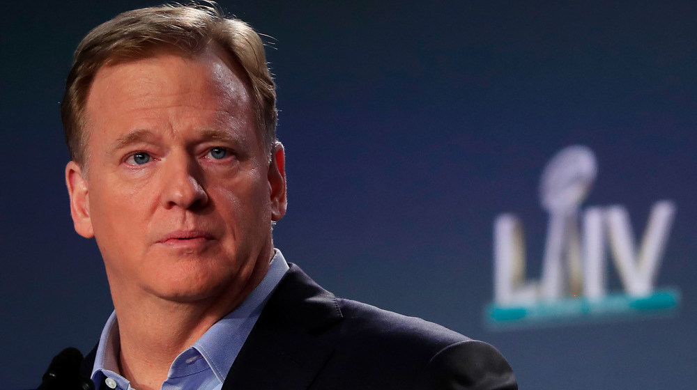 Roger Goodell se ve serio en una conferencia de prensa