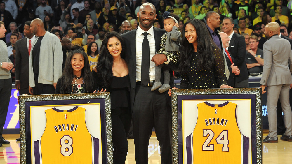 Kobe Bryant y su familia en el juego de los Lakers