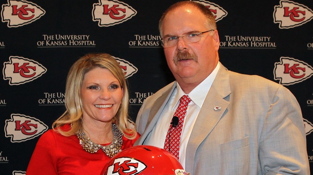 Andy Reid y su esposa Tammy Reid en la conferencia de prensa de los Kansas City Chiefs de 2013