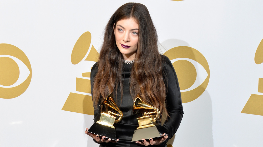 Lorde con premios Grammy