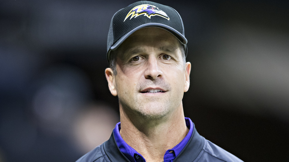 John Harbaugh sonriendo 