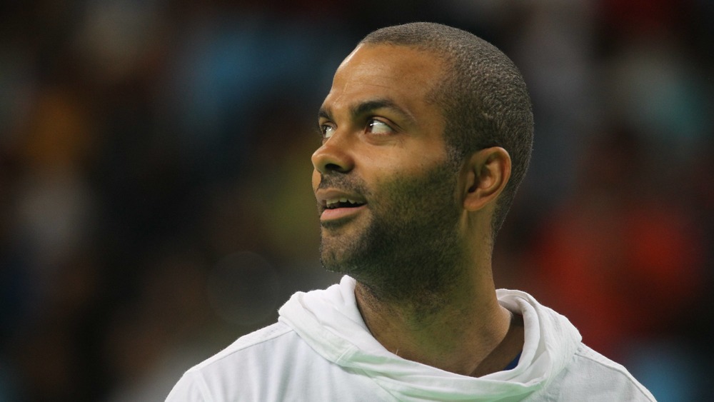 Tony Parker sonriendo mirando hacia arriba