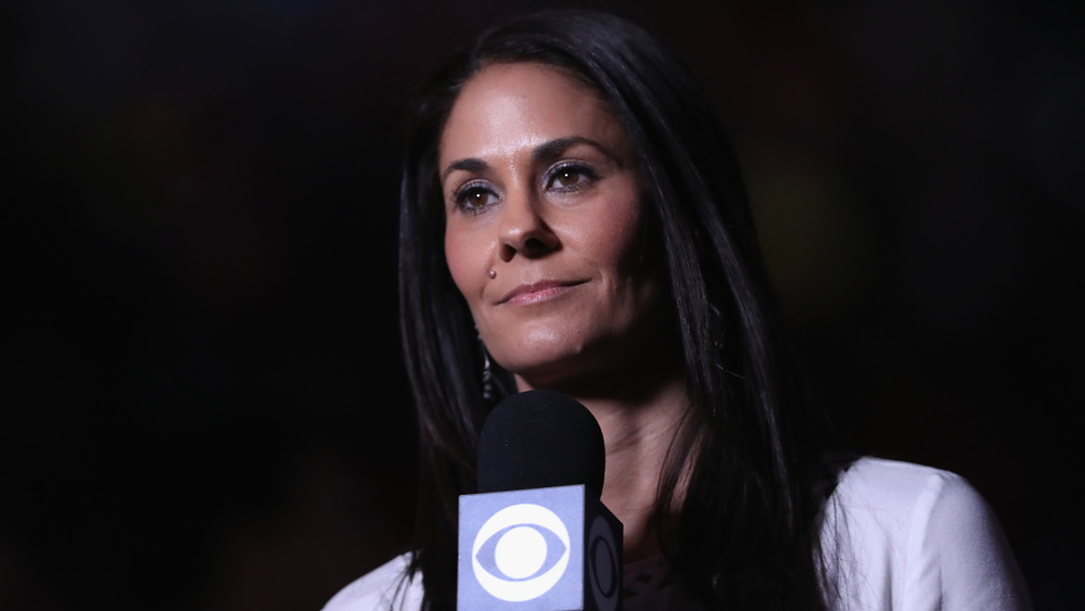 Tracy Wolfson sostiene un micrófono