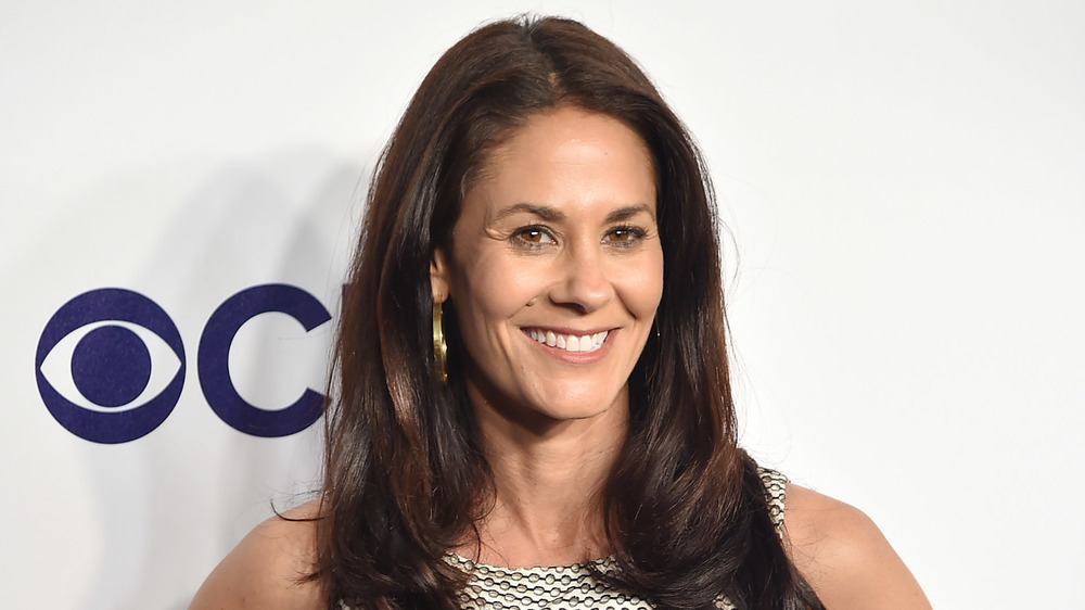 Tracy Wolfson de ESPN sonriendo en la alfombra roja