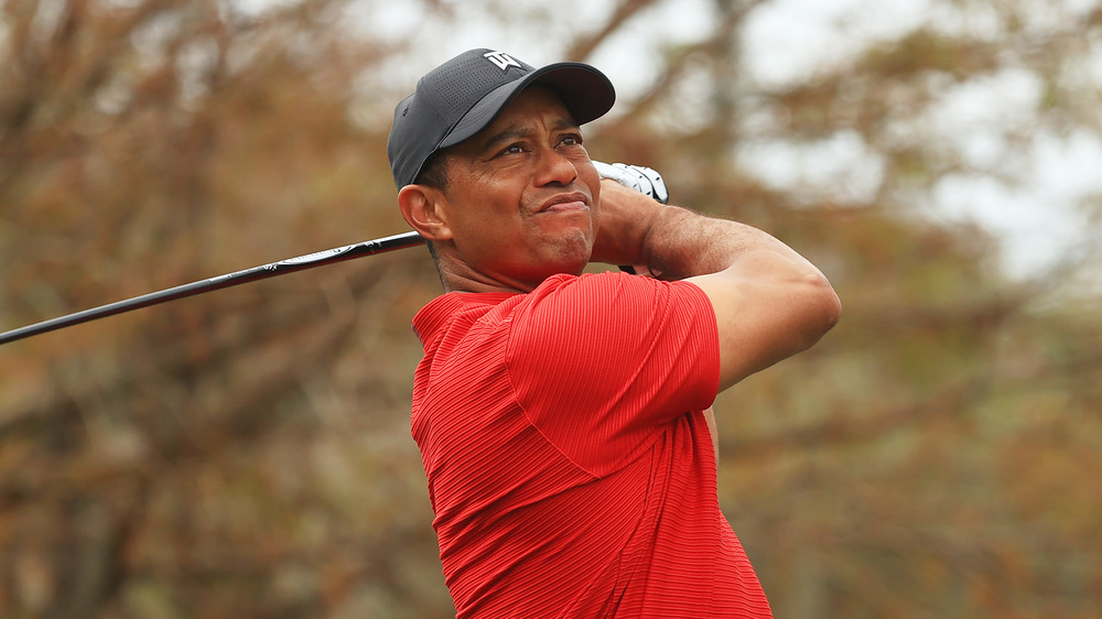 Tiger Woods dando un swing en el campo de golf