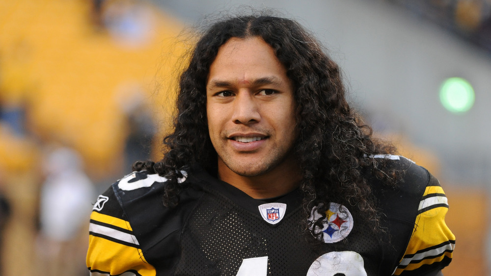 Troy Polamalu en el campo de fútbol 