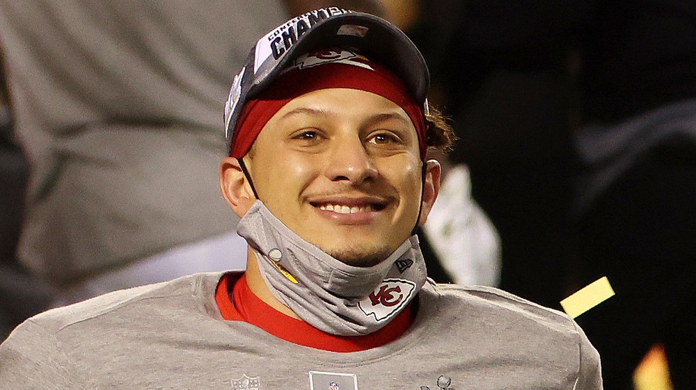 Patrick Mahomes sonriendo después de que los Kansas City Chiefs ganaran el campeonato de la AFC