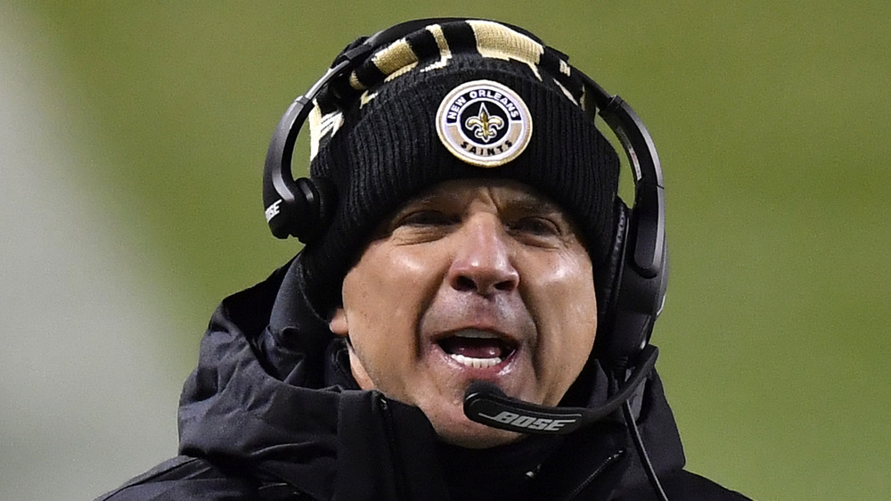 Sean Payton gritando al margen 