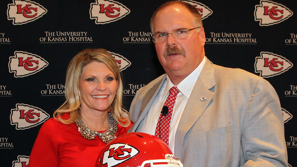 Andy Reid posa con su esposa Tammy durante una conferencia de prensa en 2013