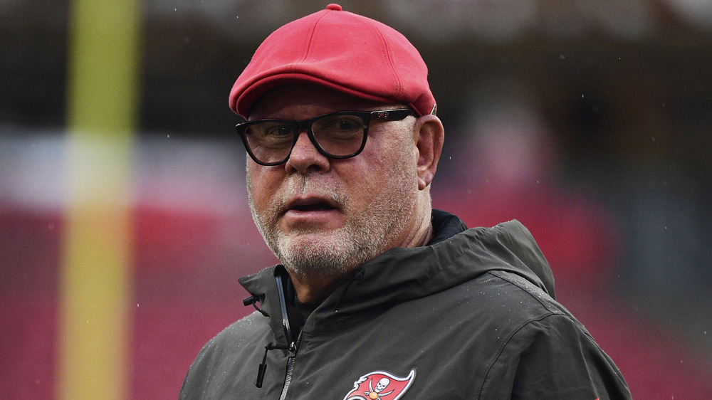 Bruce Arians con gafas de montura negra mira a la cámara