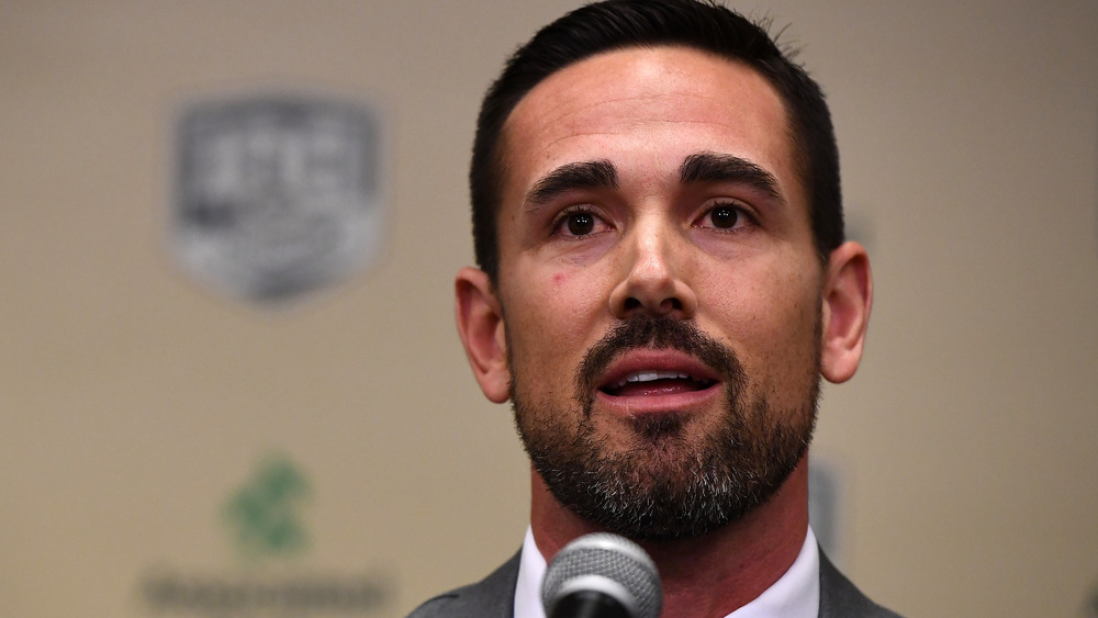 Matt LaFleur hablando por un micrófono 