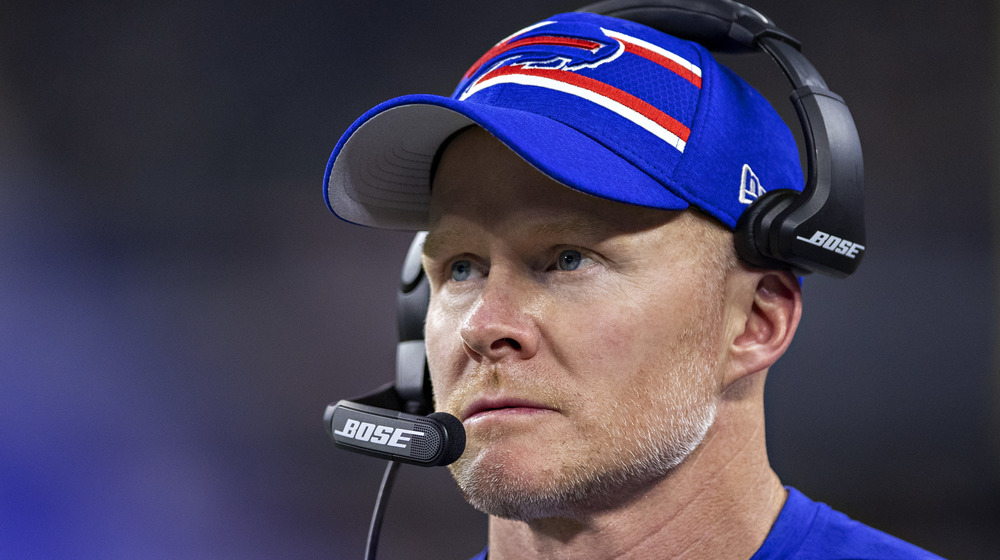 Sean McDermott en el campo de fútbol 