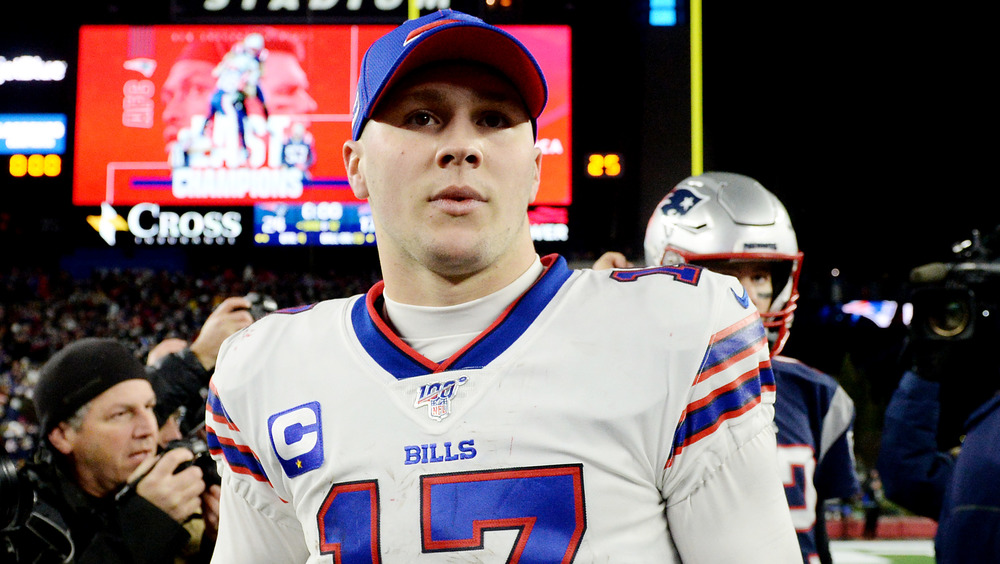 Josh Allen con ropa de Buffalo Bills