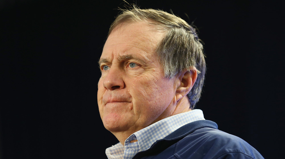 Bill Belichick mirando a la distancia