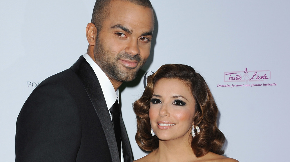 Tony Parker y Eva Longoria sonriendo en la alfombra roja