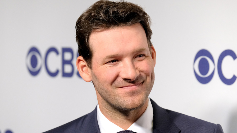 Tony Romo sonriendo antes de comentar un juego en CBS