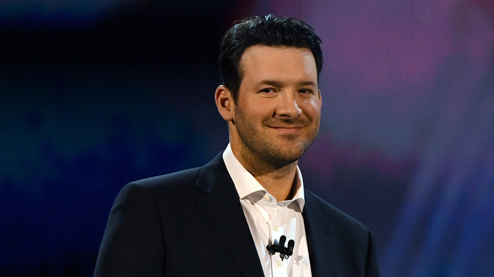 Tony Romo sonriendo en un evento