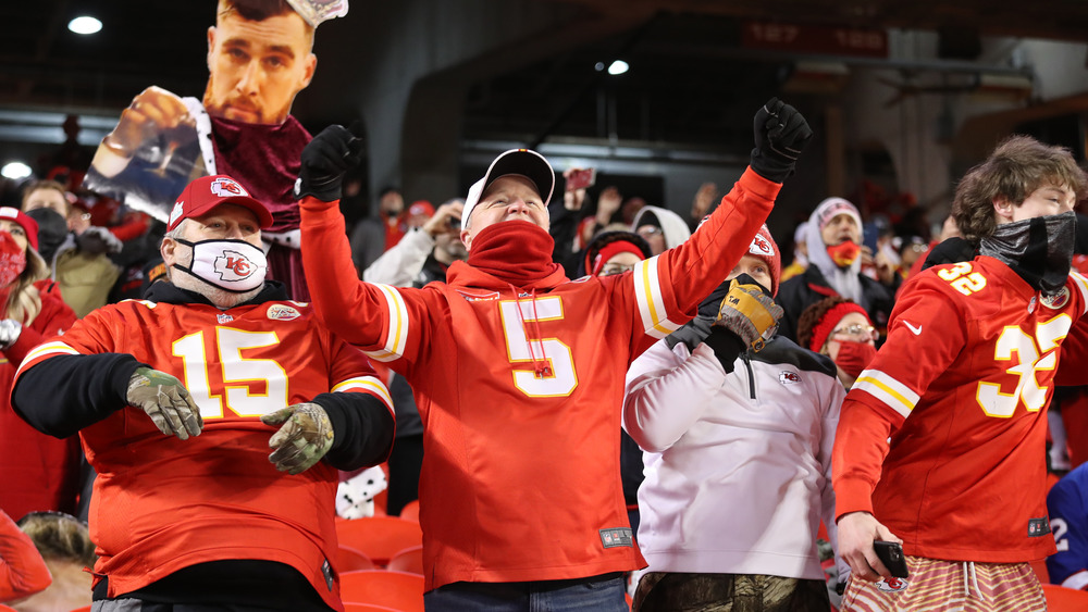 Fans de Kansas City Chiefs vitoreando en un juego de la NFL