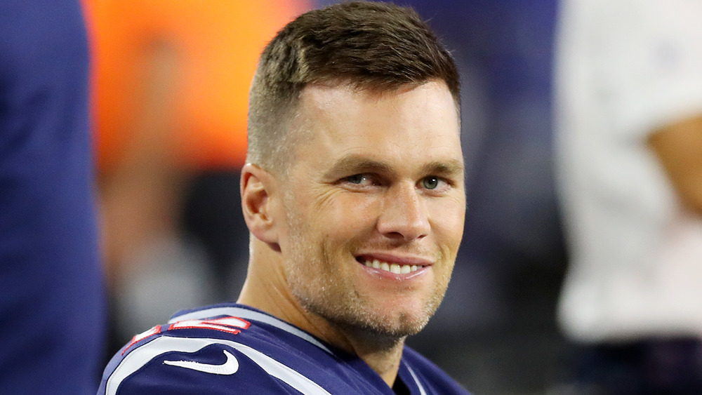 Tom Brady sonriendo a la cámara