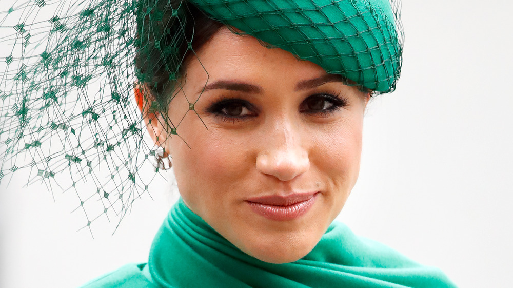 Meghan Markle, la duquesa de Sussex, sonriente y vestida de verde esmeralda