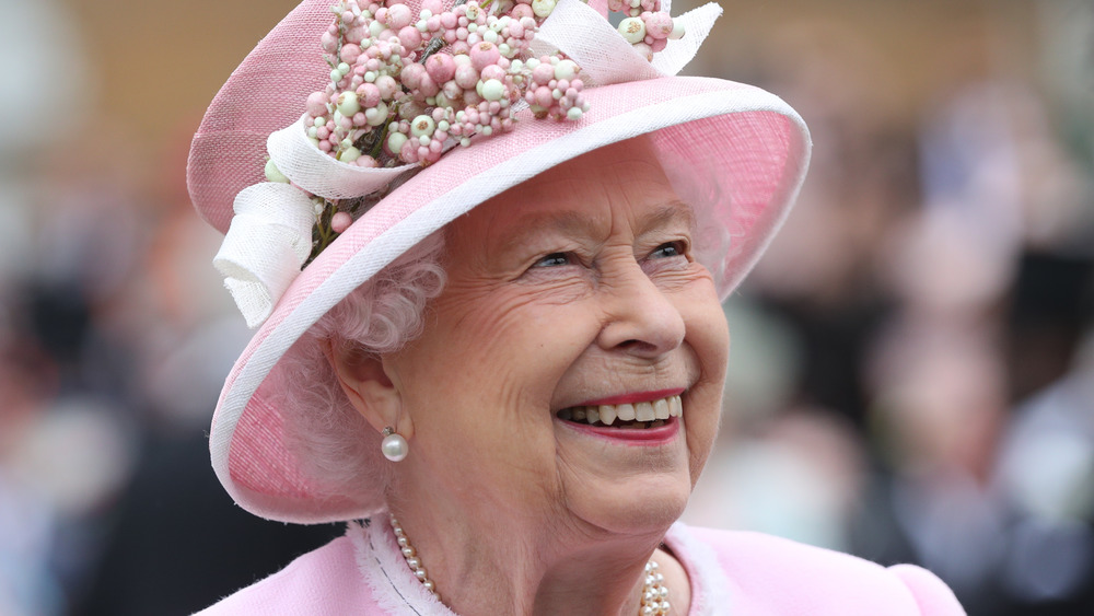 Reina Isabel sonriendo