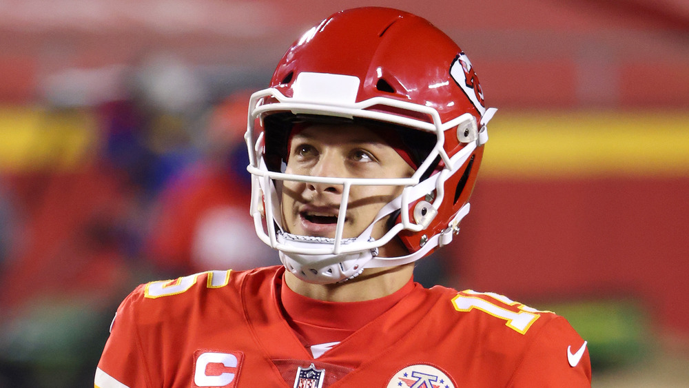 Patrick Mahomes vistiendo su uniforme en el campo de fútbol