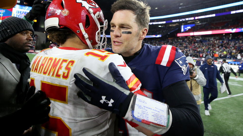 Tom Brady abraza a Patrick Mahomes después de un partido en 2019