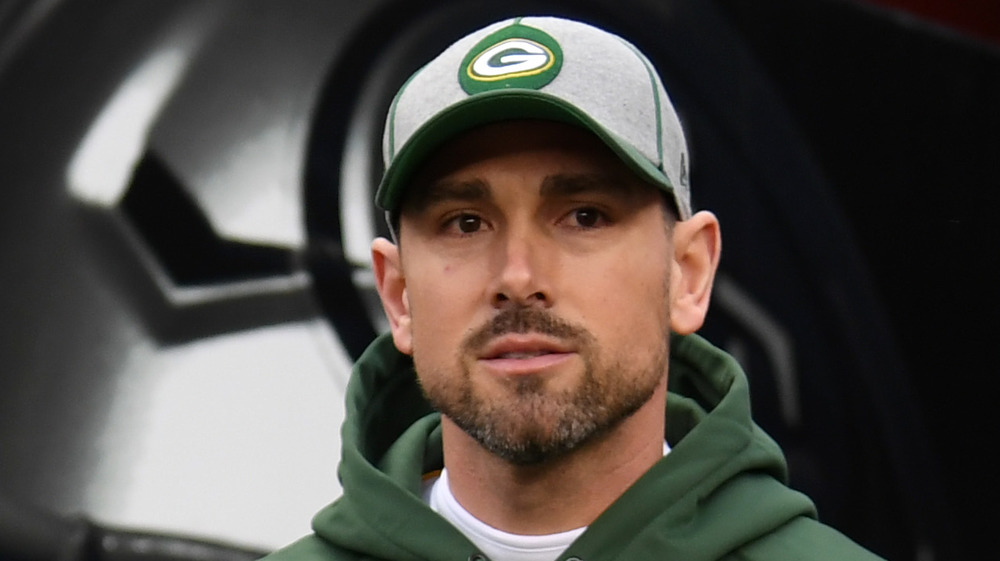 Matt LaFleur usa un sombrero de Green Bay Packer mientras camina por el túnel del club