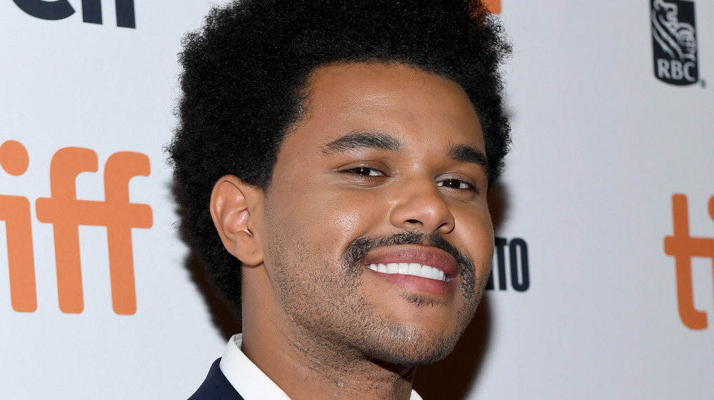 The Weeknd sonriendo