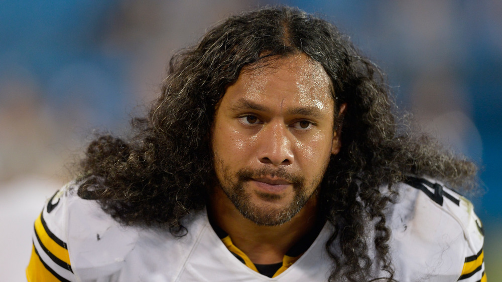 Troy Polamalu de los Pittsburgh Steelers luce serio