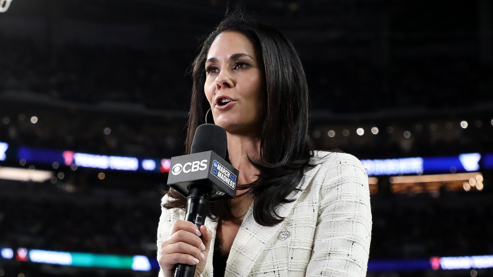 Tracy Wolfson informando en un juego de baloncesto